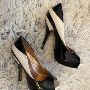 Peep toe pump